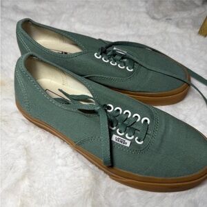 Hot Duck Green Gum Vans
Classic Vans sneakers in forest green